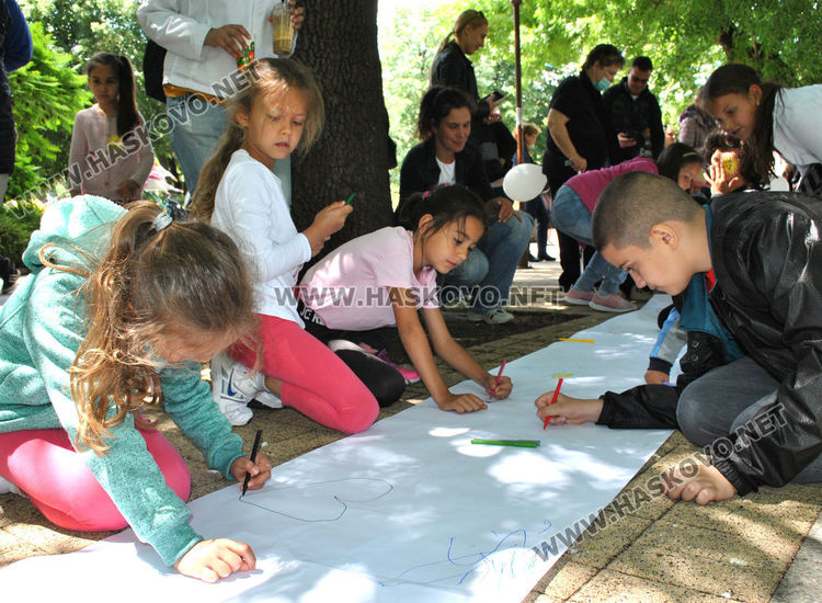 Стотици деца се забавляваха с актьорите Янко и Сиса, и театър „Дани и Деси“