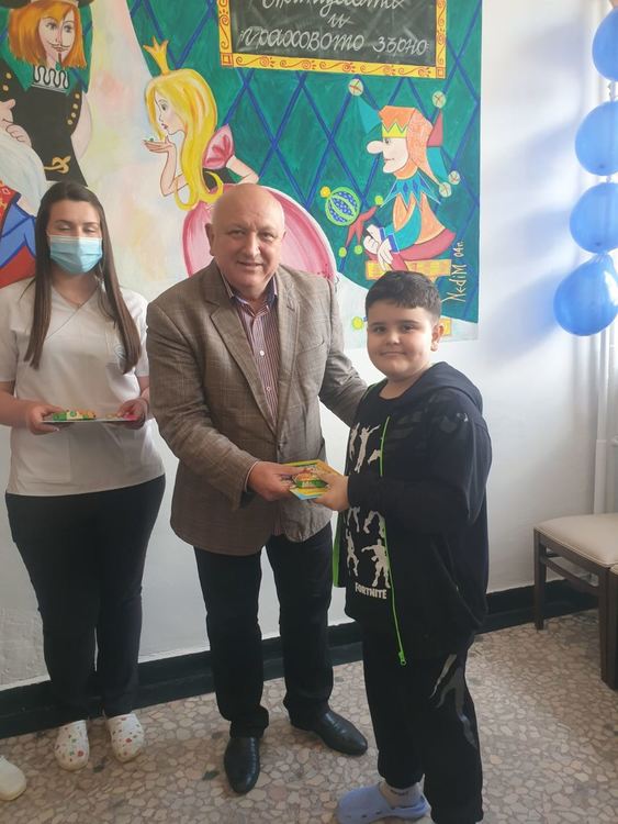 Директорът на болницата подари детски книжки на малките пациенти за Деня на детето