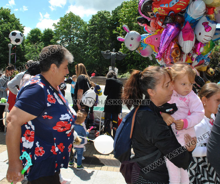 Стотици деца се забавляваха с актьорите Янко и Сиса, и театър „Дани и Деси“