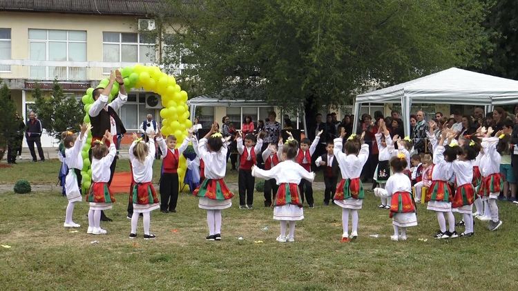 Бъдещи първокласници бяха изпратени като абитуриенти