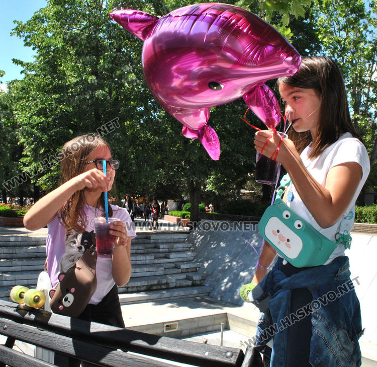 Стотици деца се забавляваха с актьорите Янко и Сиса, и театър „Дани и Деси“