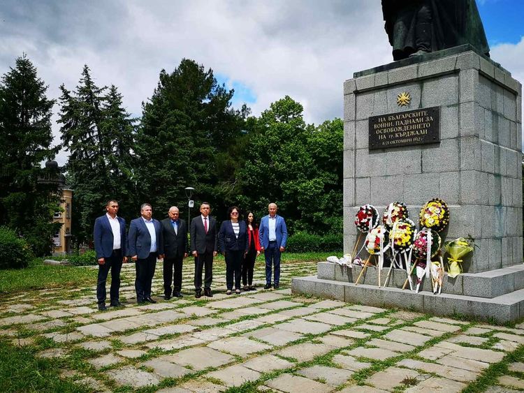 С вой на сирена и поднасяне на венци и цветя кърджалийци почетоха паметта на Христо Ботев