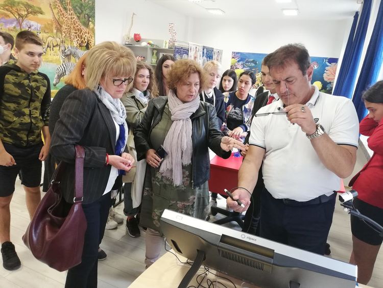 „Иновации в действие“ събира славейковци с ученици и учители от Бургас и Пазарджик
