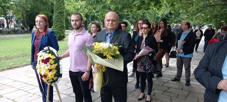 Областна администрация с венци и цветя пред паметника на Ботев