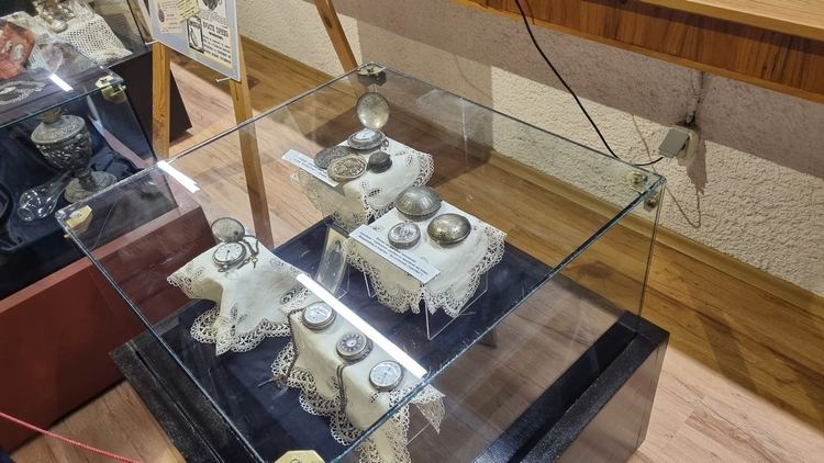 Интересна изложба на часовници и газови лампи в Исторически музей - Асеновград 