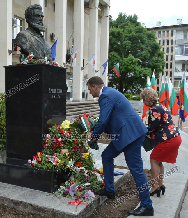 Пръст от Козлодуйския бряг в Хасково в памет на Ботев