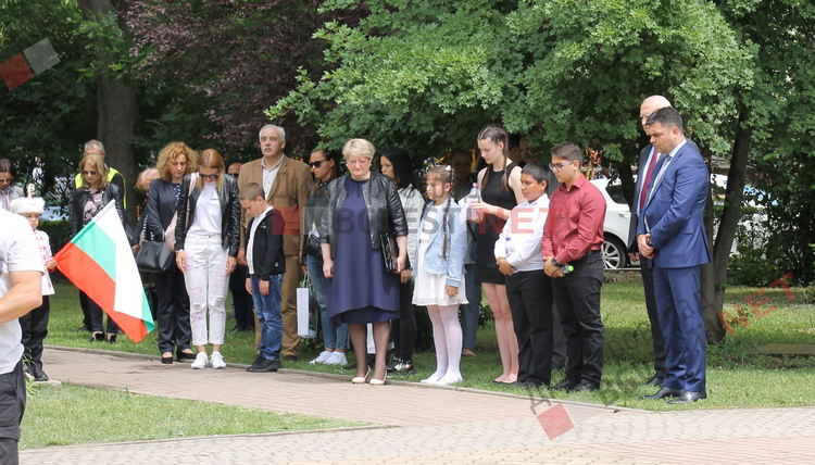 Димитровград почете Христо Ботев пред бюст-паметника на поета революционер 