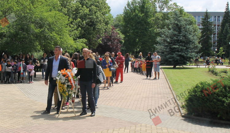 Димитровград почете Христо Ботев пред бюст-паметника на поета революционер 