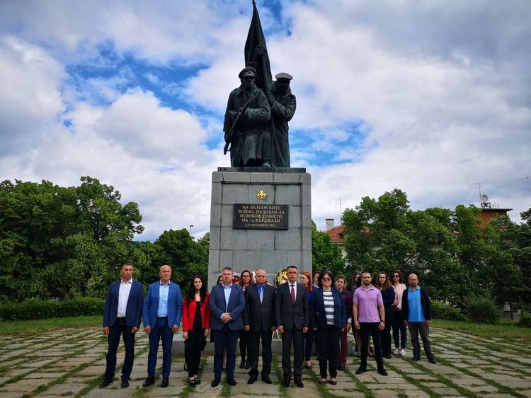 С вой на сирена и поднасяне на венци и цветя кърджалийци почетоха паметта на Христо Ботев