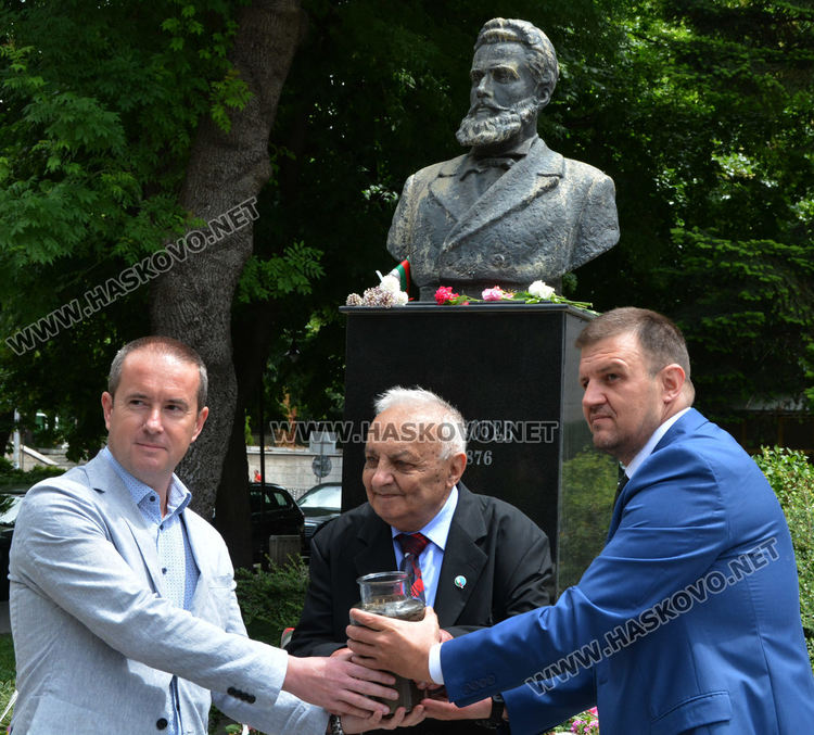 Пръст от Козлодуйския бряг в Хасково в памет на Ботев