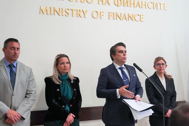 оника Димитрова-Бийчър, с министъра на финансите Асен Василев (в дясно) и новия шеф на НАП Румен Спецов