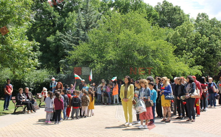 Димитровград почете Христо Ботев пред бюст-паметника на поета революционер 