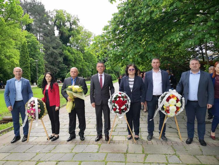 С вой на сирена и поднасяне на венци и цветя кърджалийци почетоха паметта на Христо Ботев