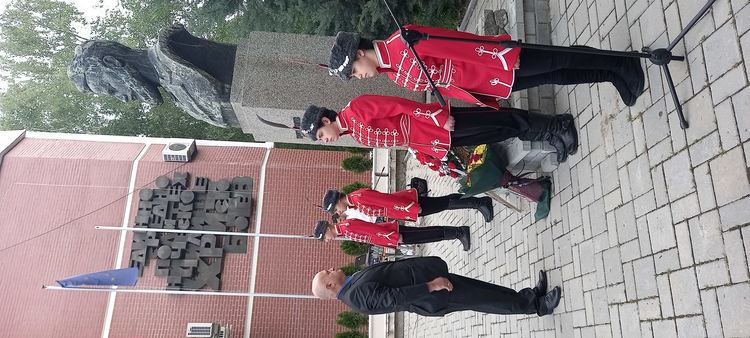 Областна администрация с венци и цветя пред паметника на Ботев