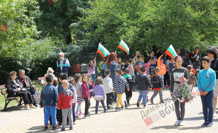 Димитровград почете Христо Ботев пред бюст-паметника на поета революционер 