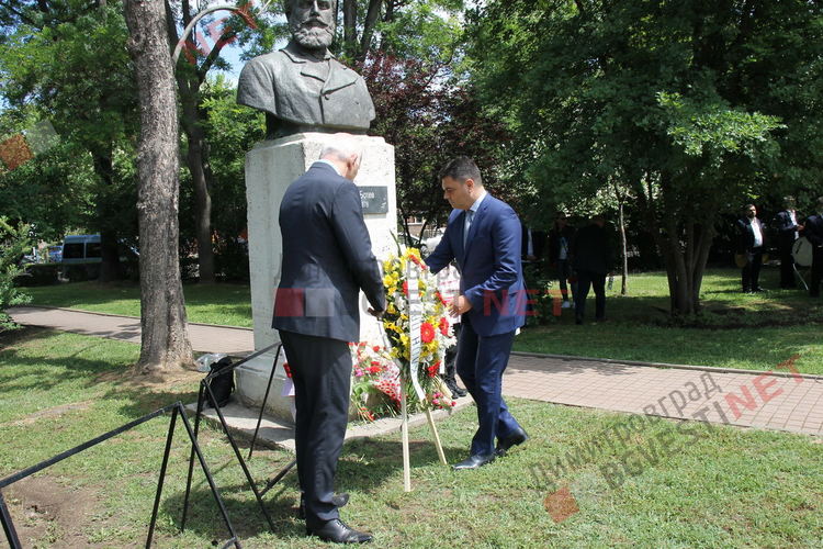 Димитровград почете Христо Ботев пред бюст-паметника на поета революционер 