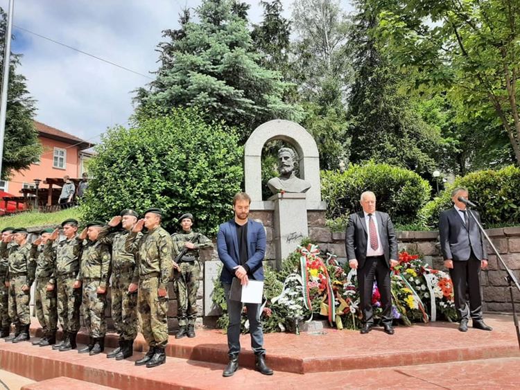 Десетки се поклониха пред паметника на Ботев