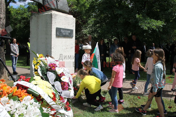 Димитровград почете Христо Ботев пред бюст-паметника на поета революционер 