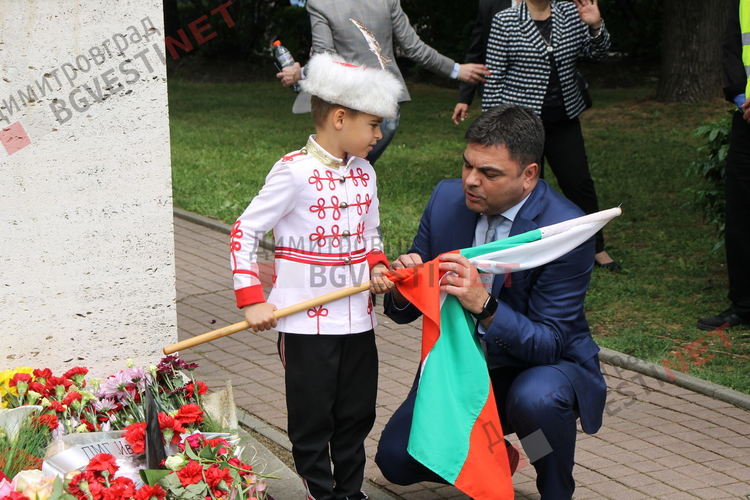 Димитровград почете Христо Ботев пред бюст-паметника на поета революционер 