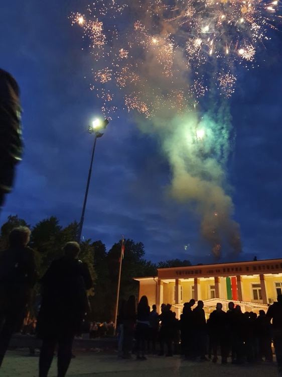 Тържествена заря-проверка събра стотици граждани на площада в Първомай