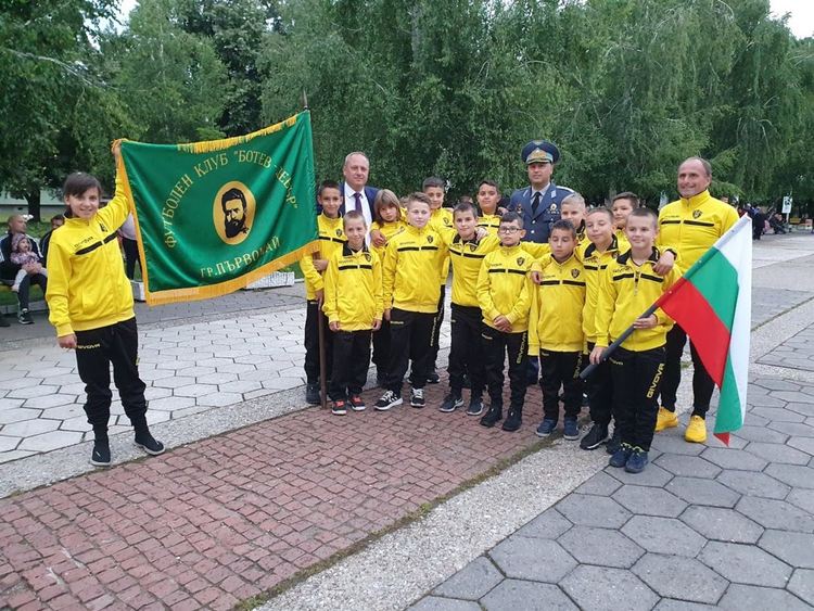 Тържествена заря-проверка събра стотици граждани на площада в Първомай