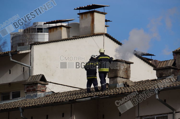 Горяха непочистен комин в Чепеларе и контейнер за смет в Смолян