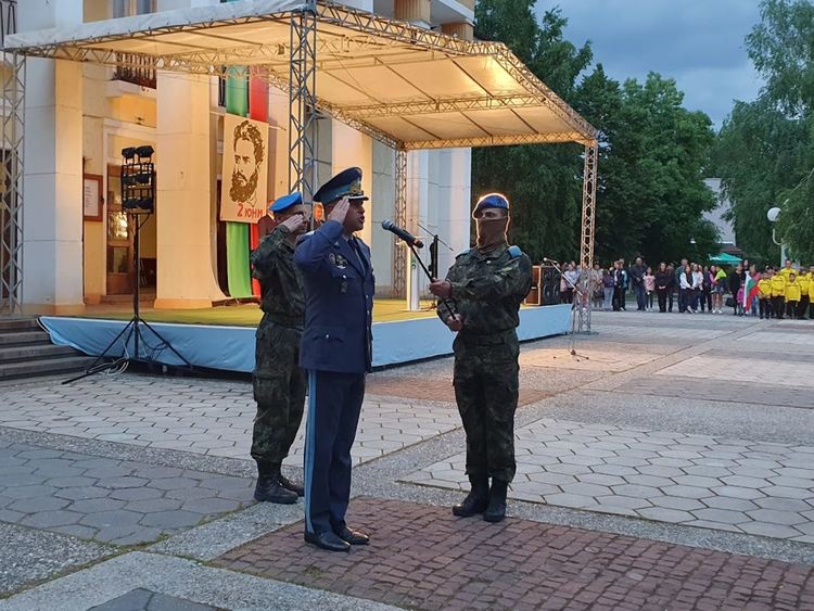 Тържествена заря-проверка събра стотици граждани на площада в Първомай