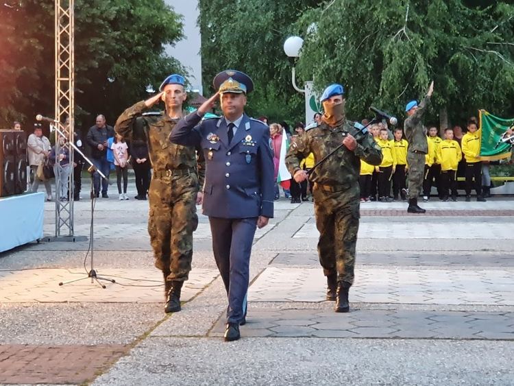 Тържествена заря-проверка събра стотици граждани на площада в Първомай