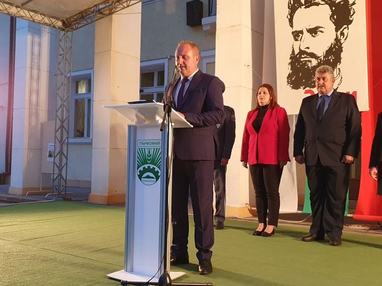 Тържествена заря-проверка събра стотици граждани на площада в Първомай