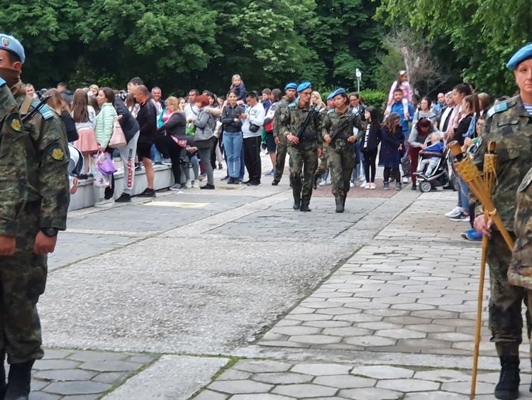 Тържествена заря-проверка събра стотици граждани на площада в Първомай