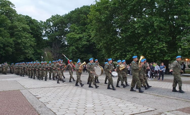 Тържествена заря-проверка събра стотици граждани на площада в Първомай