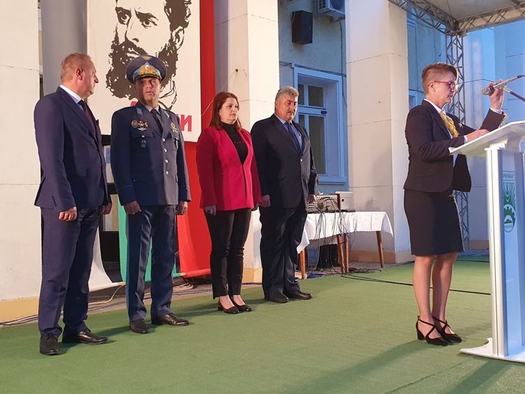 Тържествена заря-проверка събра стотици граждани на площада в Първомай