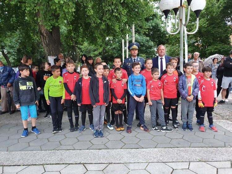 Тържествена заря-проверка събра стотици граждани на площада в Първомай