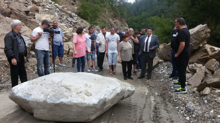 "Автомагистрали" ЕАД се оказа "кухо" дружество! От свлачището край Тикале и ново кръгово в Смолян "прибират"  10 млн.лева