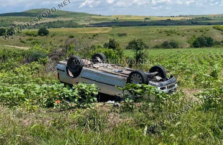 Мъж е в болница след като обърна кола по таван край Минерални бани