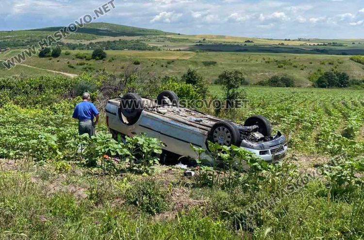 Мъж е в болница след като обърна кола по таван край Минерални бани