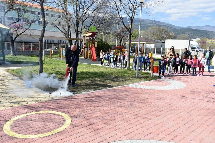 Проведоха учение на децата от детските градини как да реагират при пожар