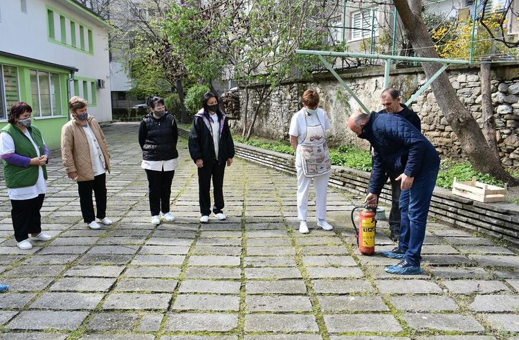 Проведоха учение на децата от детските градини как да реагират при пожар