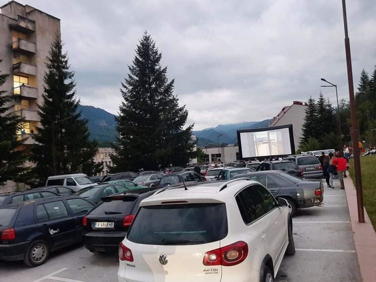 Десетки на автокино в Смолян, интересът е огромен