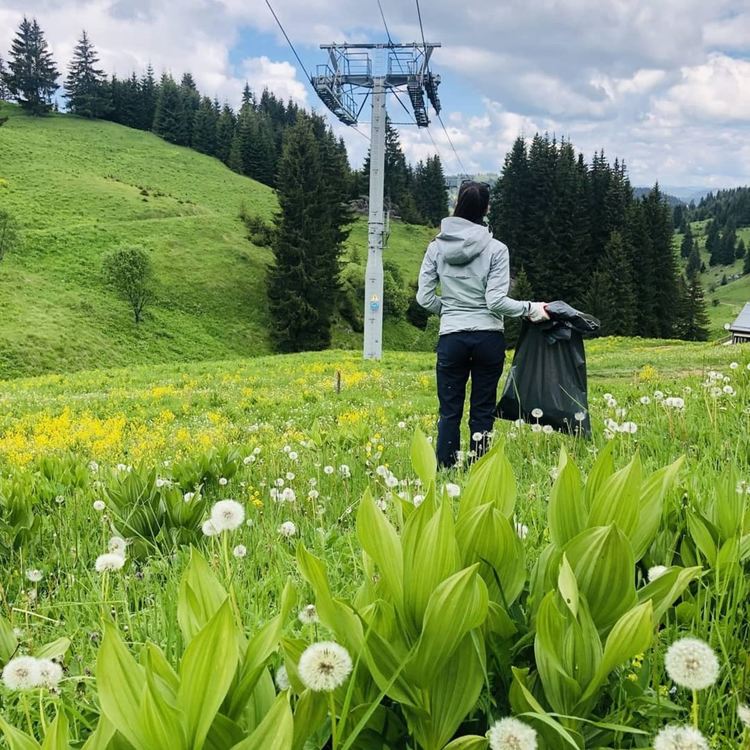 Десетки доброволци се включиха в почистването на Пампорово