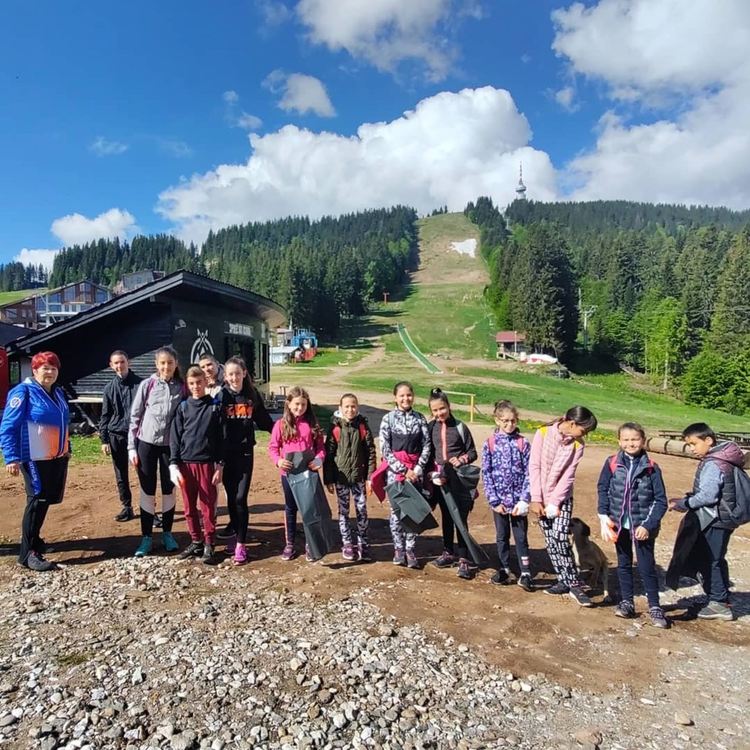 Десетки доброволци се включиха в почистването на Пампорово