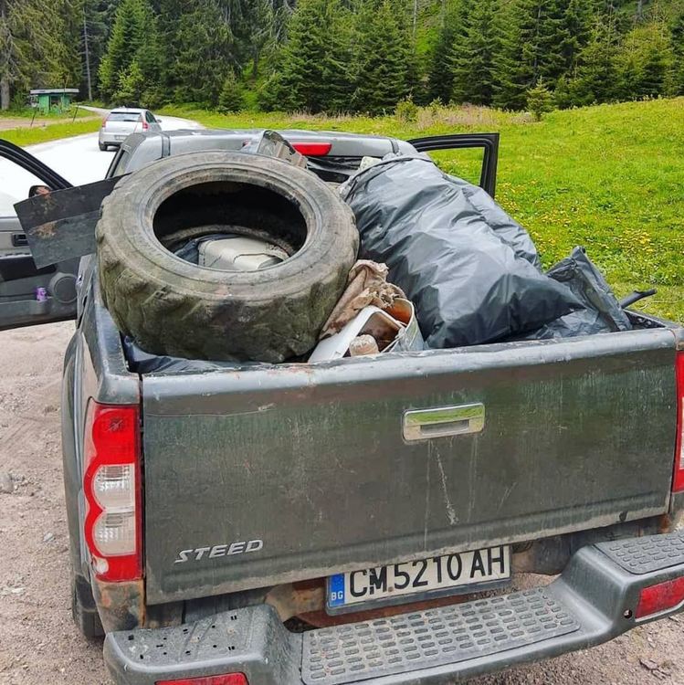 Десетки доброволци се включиха в почистването на Пампорово