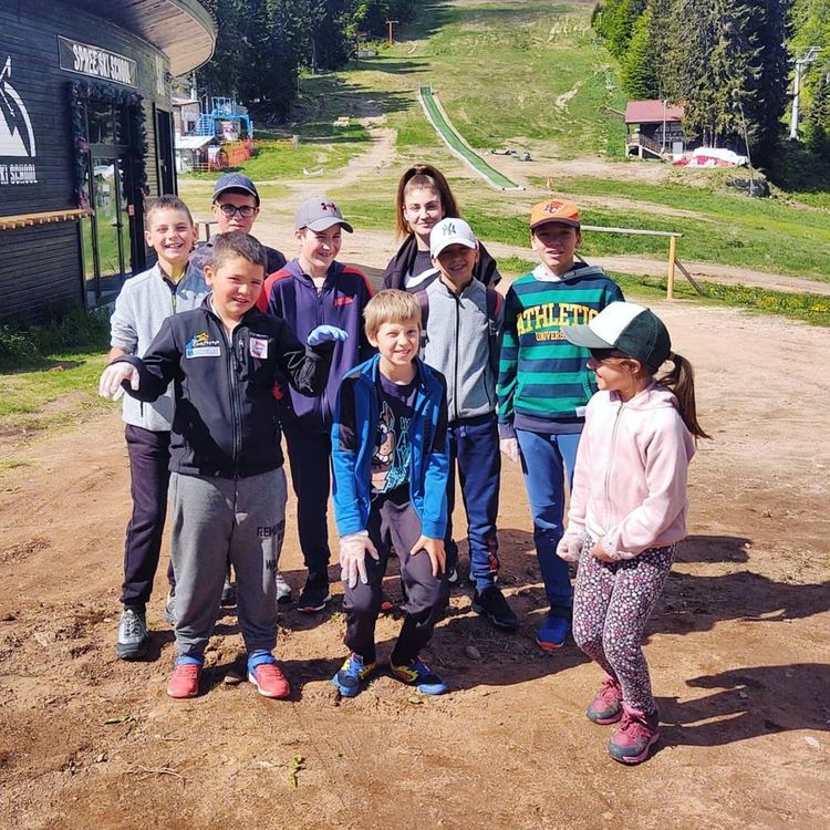 Десетки доброволци се включиха в почистването на Пампорово