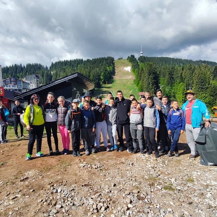 Десетки доброволци се включиха в почистването на Пампорово