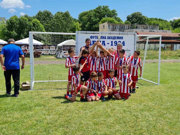 Младите футболисти на „Хасково“ с купа за трето място от турнир в Кърджали