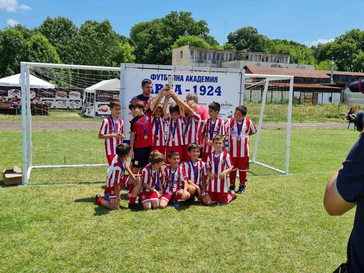 Младите футболисти на „Хасково“ с купа за трето място от турнир в Кърджали