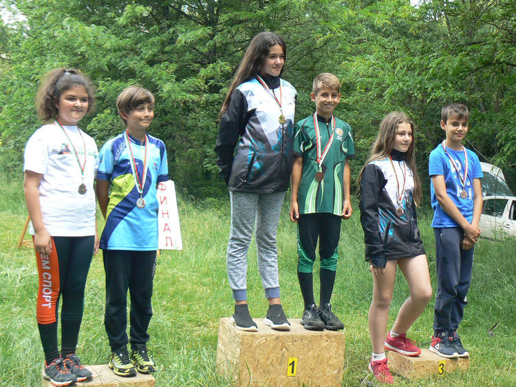 &bdquo;Компас&ldquo; с отборни купи за второ и трето място от състезания по ориентиране