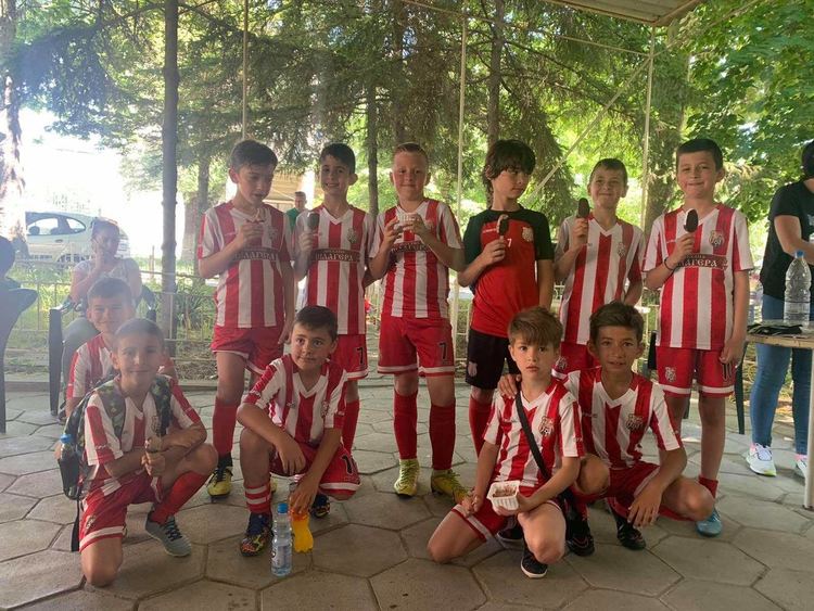 Младите футболисти на „Хасково“ с купа за трето място от турнир в Кърджали