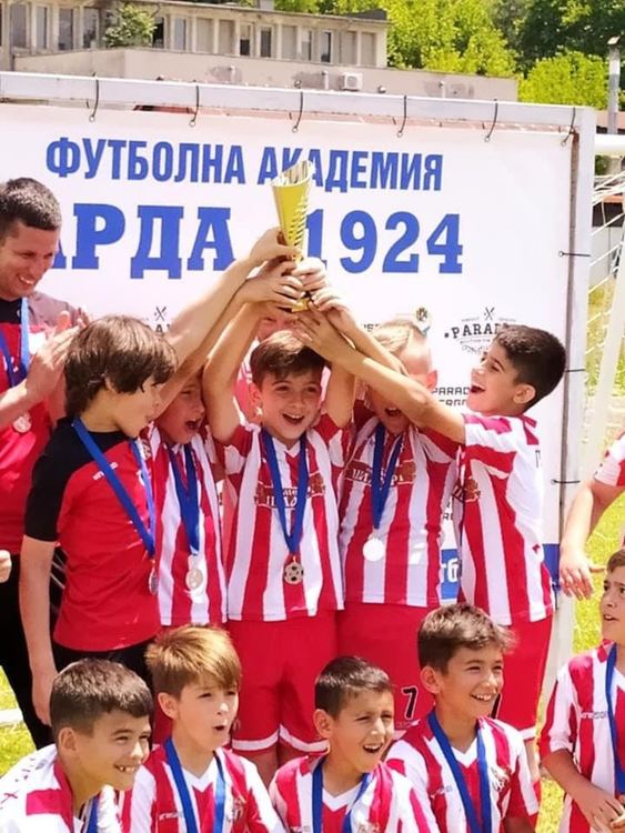 Младите футболисти на „Хасково“ с купа за трето място от турнир в Кърджали