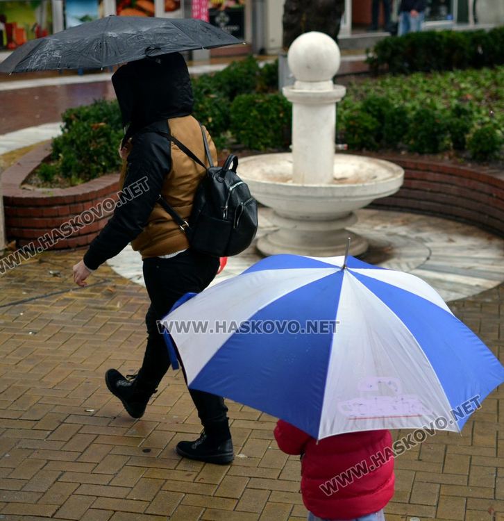 Предимно облачно и дъждовно в понеделник